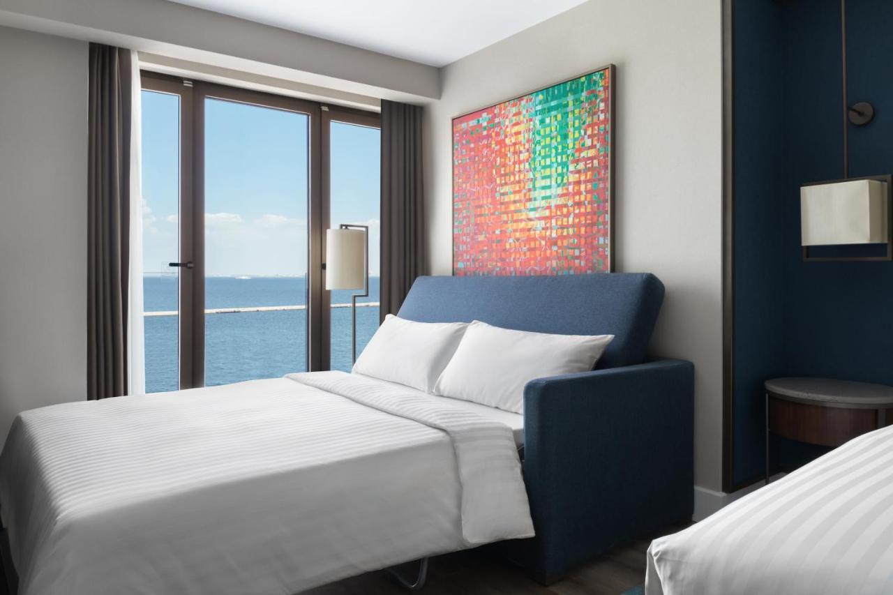 Izmir Marriott Hotel ภายนอก รูปภาพ A sofa bed