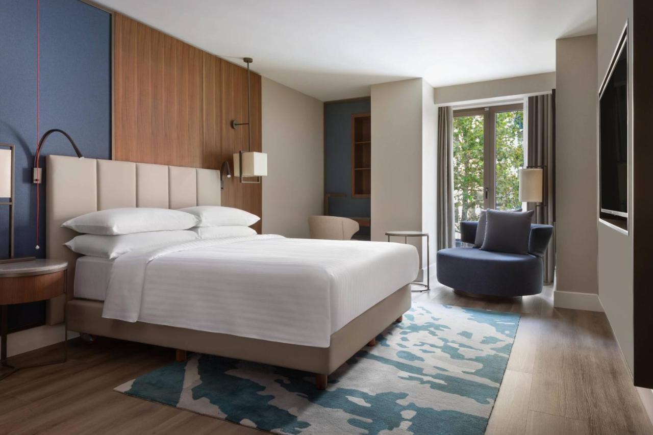 Izmir Marriott Hotel ภายนอก รูปภาพ A guest room at the hotel