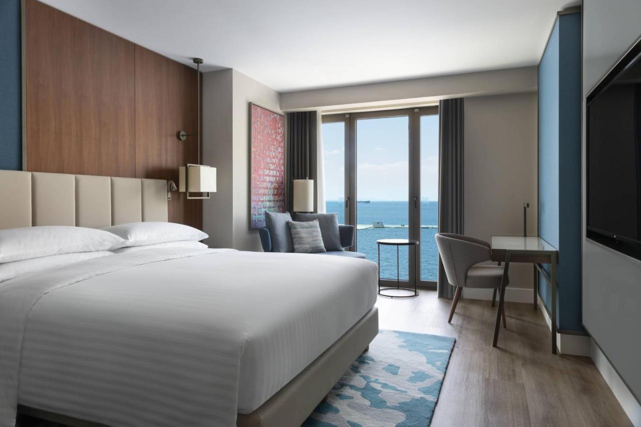 Izmir Marriott Hotel ภายนอก รูปภาพ A guest room at the Hilton Athens