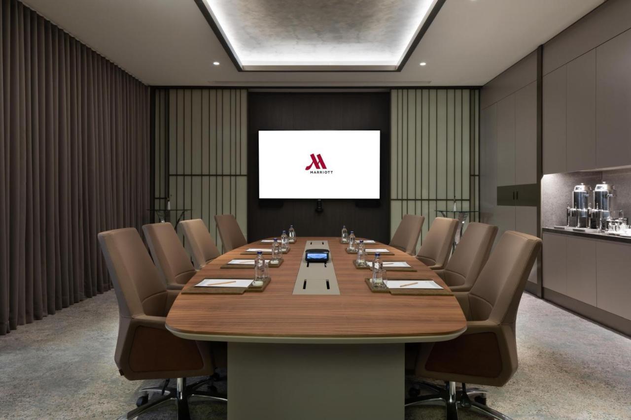 Izmir Marriott Hotel ภายนอก รูปภาพ A boardroom at a hotel