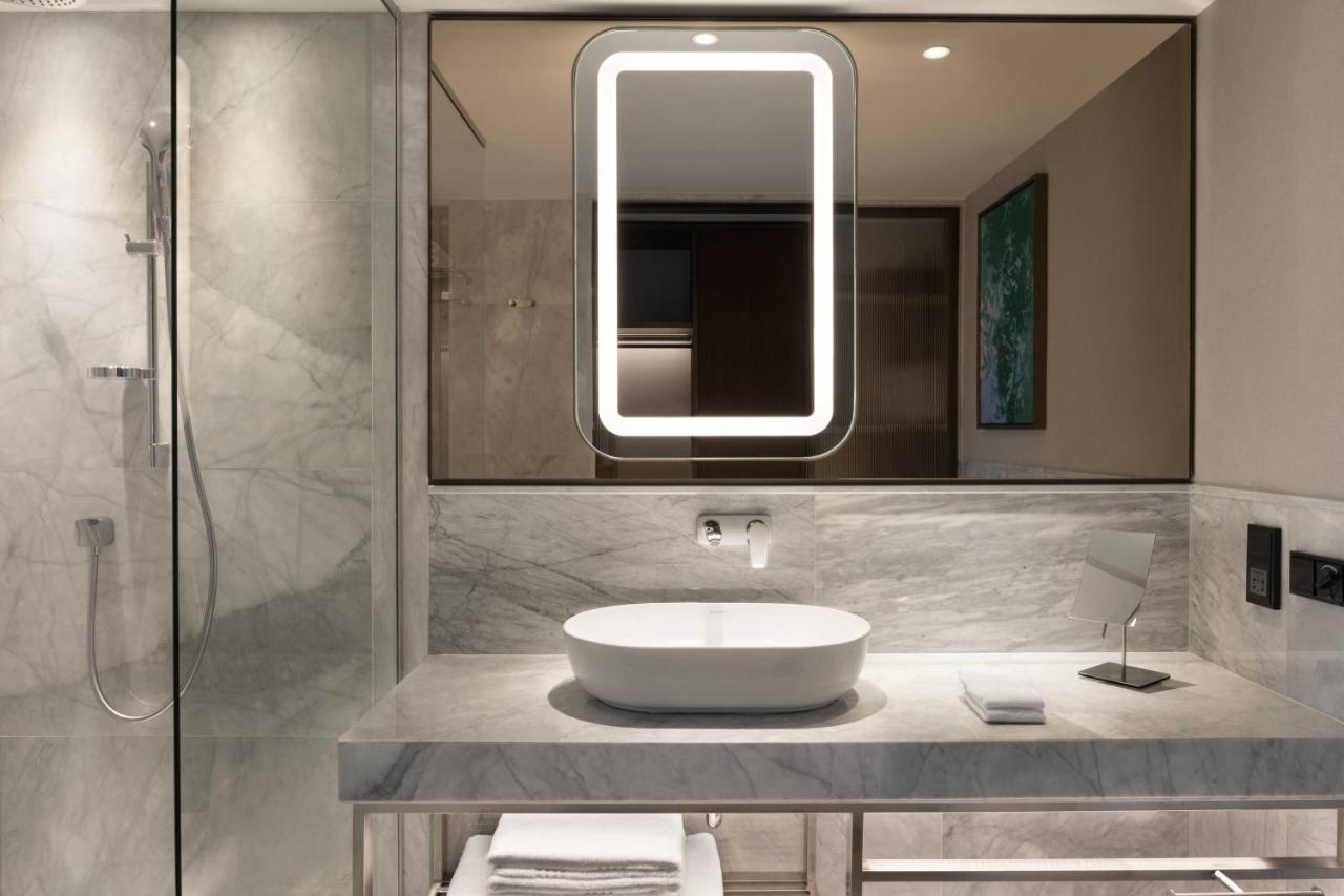 Izmir Marriott Hotel ภายนอก รูปภาพ Bathroom