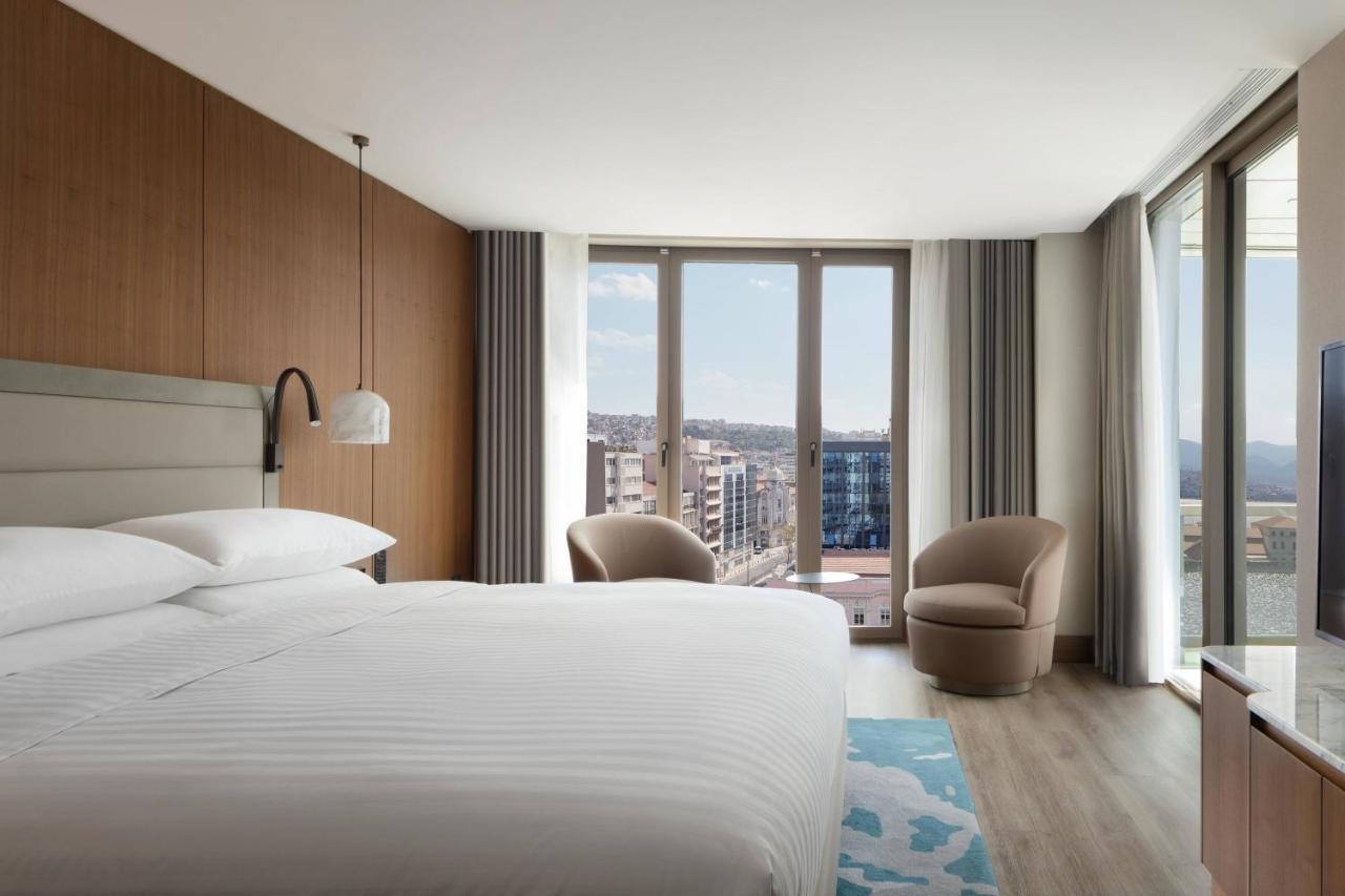Izmir Marriott Hotel ภายนอก รูปภาพ A guest room at the hotel