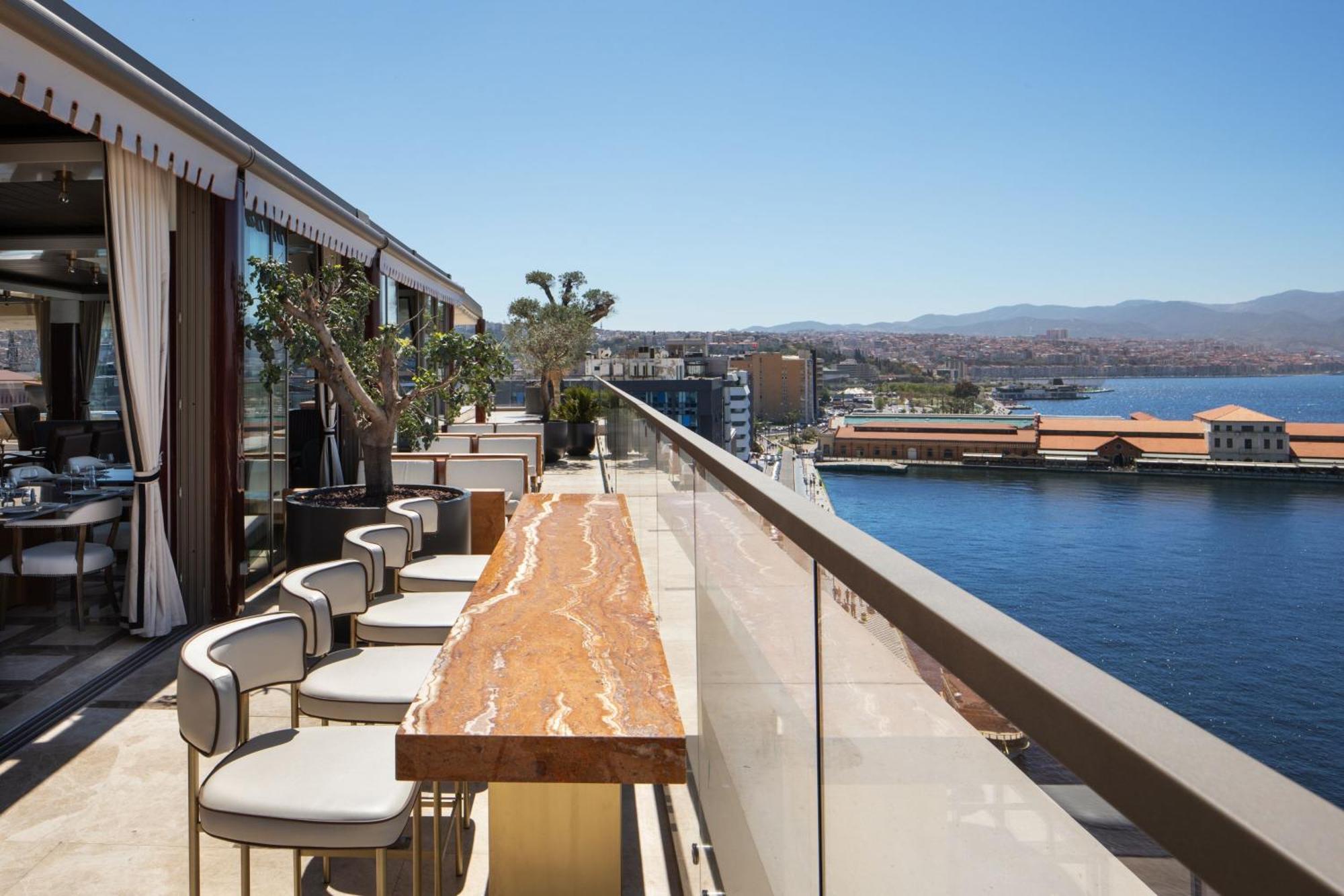 Izmir Marriott Hotel ภายนอก รูปภาพ View from the rooftop bar