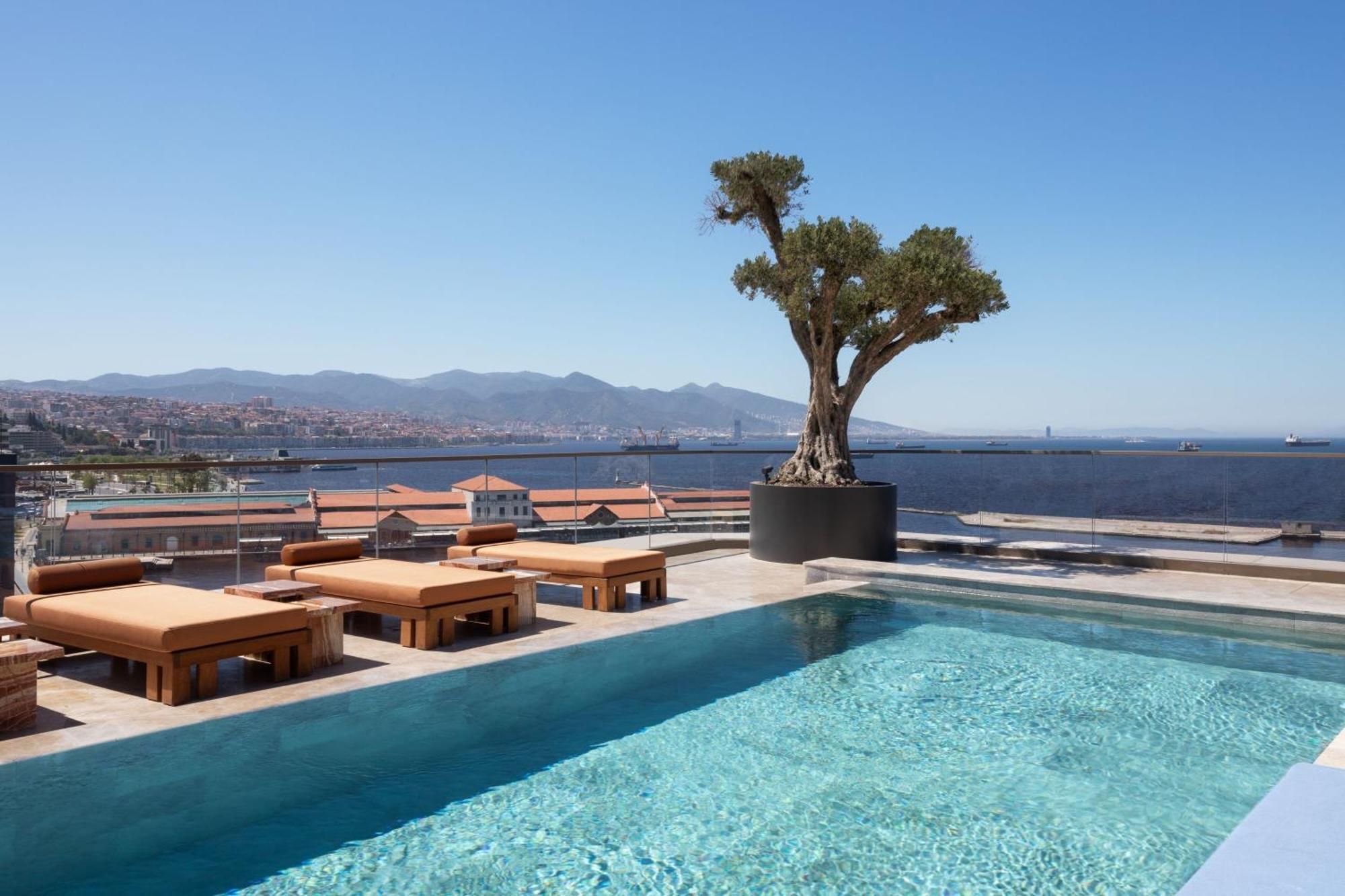 Izmir Marriott Hotel ภายนอก รูปภาพ The pool at the 12th floor