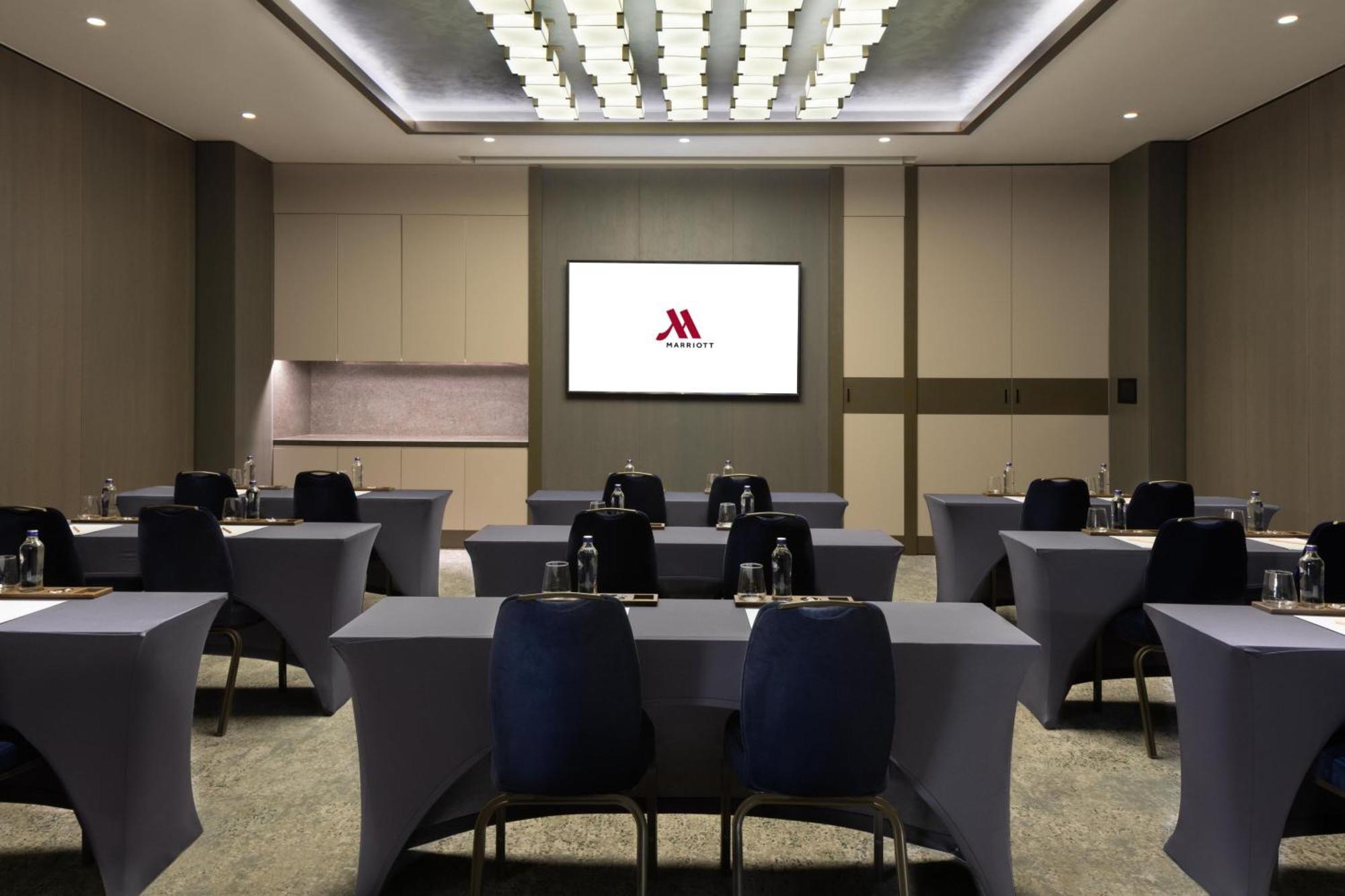 Izmir Marriott Hotel ภายนอก รูปภาพ A typical meeting room