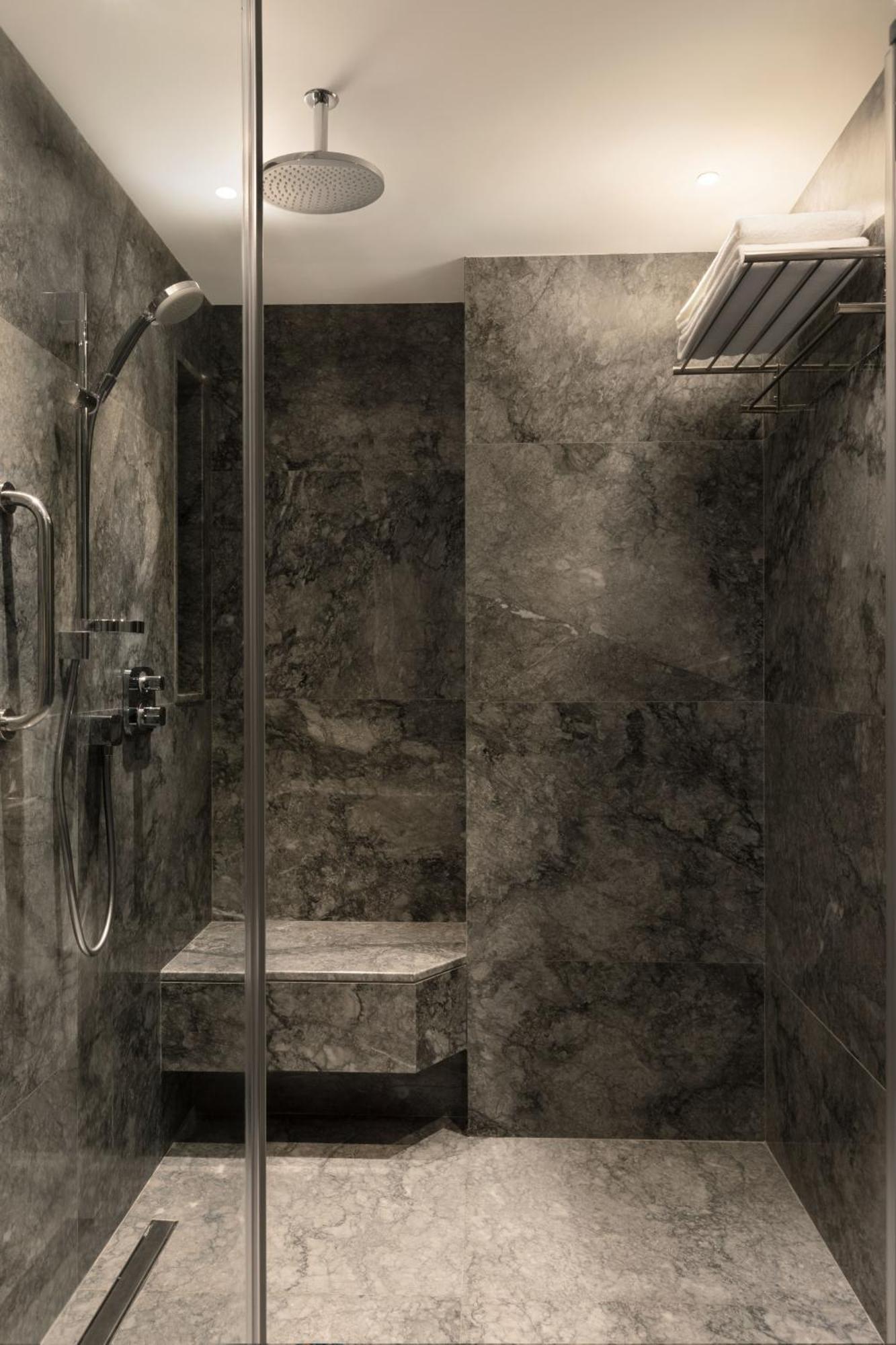 Izmir Marriott Hotel ภายนอก รูปภาพ A shower