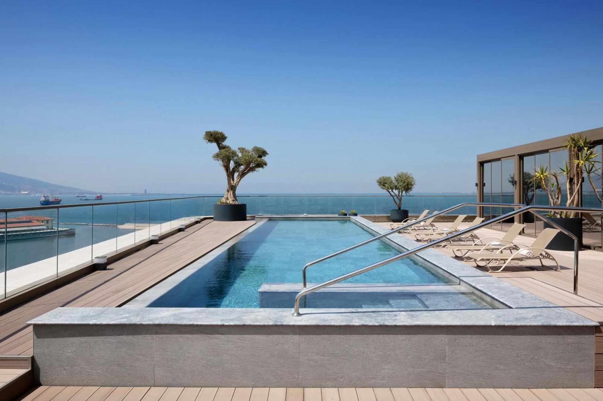 Izmir Marriott Hotel ภายนอก รูปภาพ The pool at the hotel