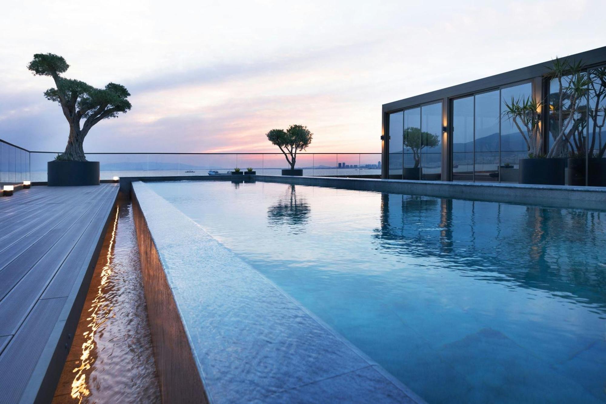 Izmir Marriott Hotel ภายนอก รูปภาพ The Sky Pool at The Landmark
