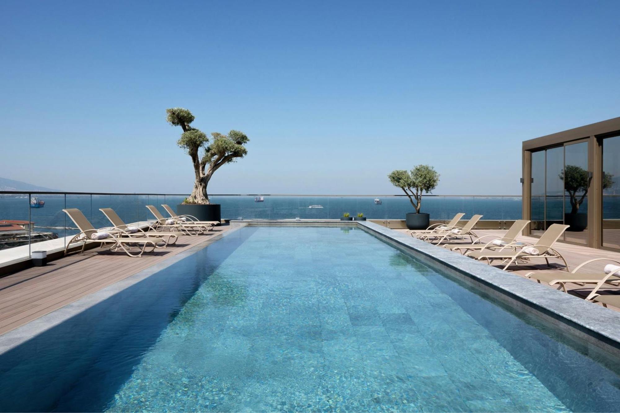 Izmir Marriott Hotel ภายนอก รูปภาพ The rooftop pool at the hotel
